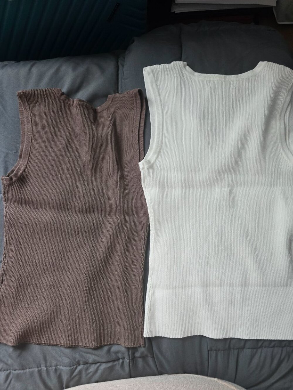 NWOT Set of 2 Emerson Lang Ribbed Tank Tops (L) - Picture 6 of 7